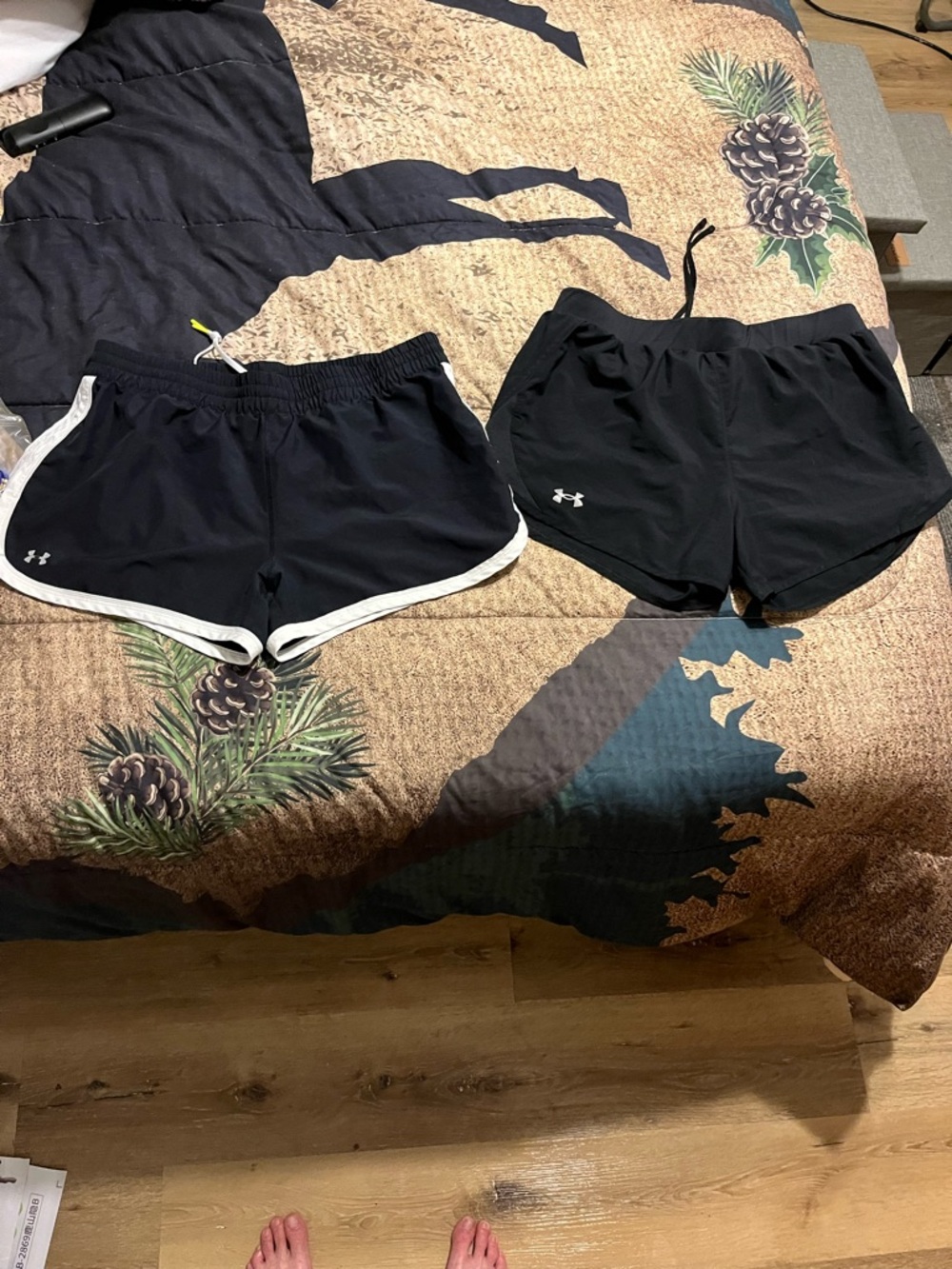 (2) EUC WOMENS UNDER ARMOUR SHORTS SIZE MEDIUM